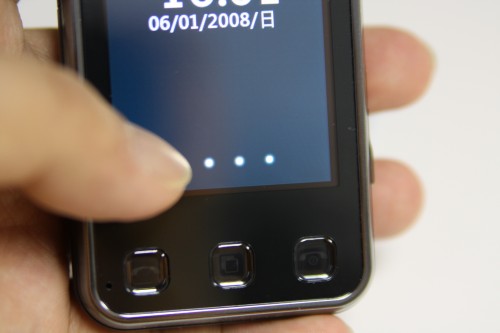 要為鎖定屏幕解鎖,只需像記者般按住屏幕此位置,等 3 點白燈完全亮起,便可解除鎖定。 要為鎖定屏幕解鎖,只需像記者般按住屏幕此位置,等 3 點白燈完全亮起,便可解除鎖定。