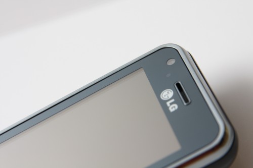 前方亦設有小鏡頭,方便用家進行視像聊天。 前方亦設有小鏡頭,方便用家進行視像聊天。