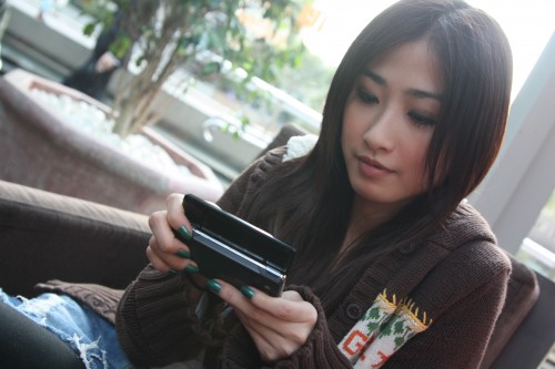 Leanne 操控 Xperia X1 實況。