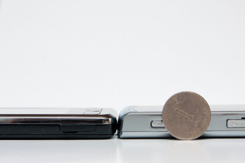 與 Samsung Omnia i908(左)作機身厚度比較。 與 Samsung Omnia i908(左)作機身厚度比較。