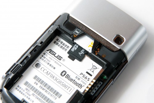 此機設計最大敗筆，可說是將 microSD 記憶卡槽設於 SIM 卡槽底，雖然這確有助縮減機身厚度，但每次換卡也需拆電，感覺麻煩。