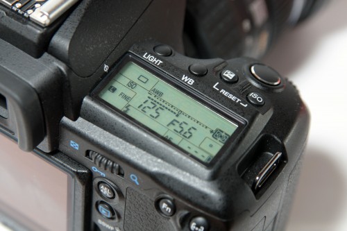 相機顯示屏及附近按鍵設計，與 E-3 分別不算太大，操控起來也算容易。