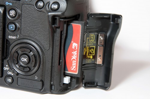 內建雙記憶卡槽,同時支援 CF、MicroDrive 或 xD 記憶卡。 內建雙記憶卡槽,同時支援 CF、MicroDrive 或 xD 記憶卡。