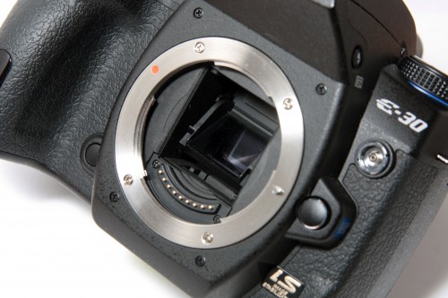 採用的 Live MOS 影像感應器,不但有效像素提升至 1,230 萬,而且採用全新的 TruePic III+ 影像處理器,能令相片處理更快速,亦方便拍攝更高質素的相片。 採用的 Live MOS 影像感應器,不但有效像素提升至 1,230 萬,而且採用全新的 TruePic III+ 影像處理器,能令相片處理更快速,亦方便拍攝更高質素的相片。