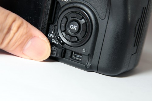 機身設有 miniUSB 端子，方便接駁電腦並直接瀏覽相機內的相機，無須先將相片抄寫到電腦內才可欣賞。