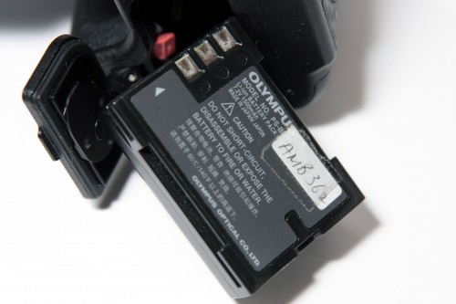 配備的電池,容量達 1,500mAh,應已足夠一天正常用量拍攝使用。 配備的電池,容量達 1,500mAh,應已足夠一天正常用量拍攝使用。