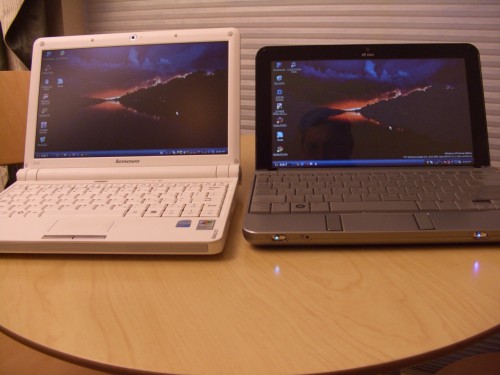 兩機並排一起，可見 HP Mini 2140 確比同樣採用 10 吋屏幕的 Lenovo IdeaPad S10 細部。