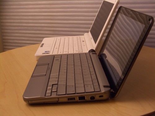 從側面看可見,兩機無論是機身厚度還是屏幕厚度,也相差不遠。 從側面看可見,兩機無論是機身厚度還是屏幕厚度,也相差不遠。