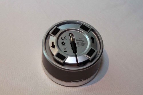 喇叭底部設有藏線坑,不用時可將 3.5mm 接線及插頭如圖般收納在內,更方便外攜。 喇叭底部設有藏線坑,不用時可將 3.5mm 接線及插頭如圖般收納在內,更方便外攜。