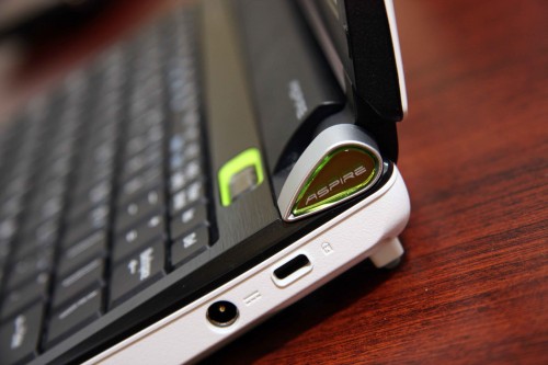 其一小改動，便是將上代屏幕鉸位的橙色戒環，變為今代綠色水滴，印有 Aspire 字樣的圖案，但筆者個人卻不太喜歡此設計。