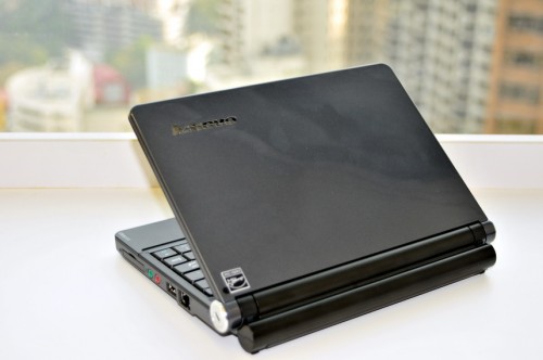 機面由 S10 的 4 色啞面，變為 S10e 的黑色鋼琴面，雖然易黏指膜，但感覺較高貴。