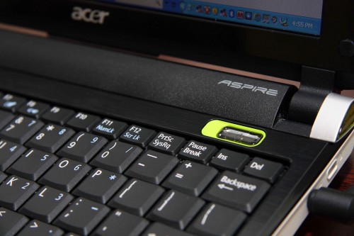 開關鍵亦採用綠色，與屏幕鉸位設計「同聲同氣」。機身內籠頂部亦印有 Aspire 字樣。