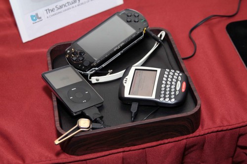 場中還展示了兩款用作收納接駁線的「盒」,例如這款便是 blueLounge 的 The Sanctuary,盒內底層內建了 12 種接駁頭,只需在家接上「盒」的電源,便可一次過為多件電子產品充電,旅行傍身寶物!售價為 898 元。 場中還展示了兩款用作收納接駁線的「盒」,例如這款便是 blueLounge 的 The Sanctuary,盒內底層內建了 12 種接駁頭,只需在家接上「盒」的電源,便可一次過為多件電子產品充電,旅行傍身寶物!售價為 898 元。