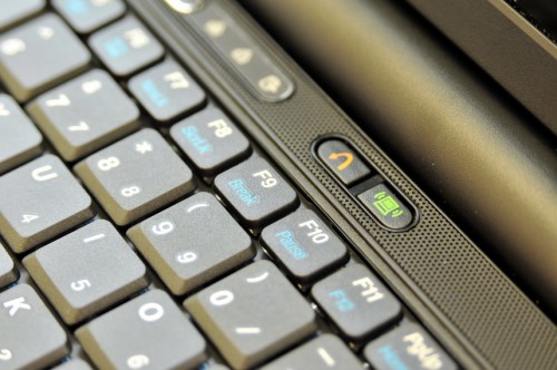 同樣設有兩個快速鍵，左方為「一鍵還原」，右鍵為「Wi-Fi」啟動鍵。