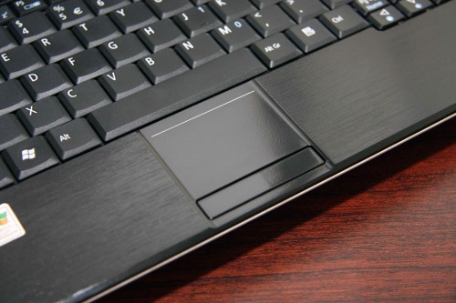 滑鼠左、右按鍵改為置於 TouchPad 下方，使用時更易適應。不過 TouchPad 改為較正方設計，令操控空間相對細了。