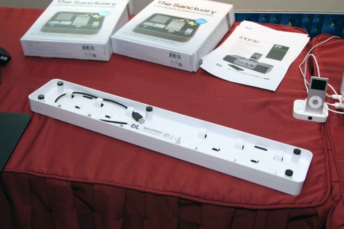 另一款便是 blueLounge 為手提電腦用家而設的 SpaceStation,用家可將所有接駁手提電腦的產品的接駁線收納在「盒」內,然後蓋上面蓋,再將手提電腦座在「盒」上便可,既雅觀又方便管理線材,這樣便不會因接駁電腦產品太多,而令桌面變成「戰場」了。它內建 4 個 USB 接口,故一次過可容許用家與電腦接駁 4 件產品。售價為 498 元。 另一款便是 blueLounge 為手提電腦用家而設的 SpaceStation,用家可將所有接駁手提電腦的產品的接駁線收納在「盒」內,然後蓋上面蓋,再將手提電腦座在「盒」上便可,既雅觀又方便管理線材,這樣便不會因接駁電腦產品太多,而令桌面變成「戰場」了。它內建 4 個 USB 接口,故一次過可容許用家與電腦接駁 4 件產品。售價為 498 元。