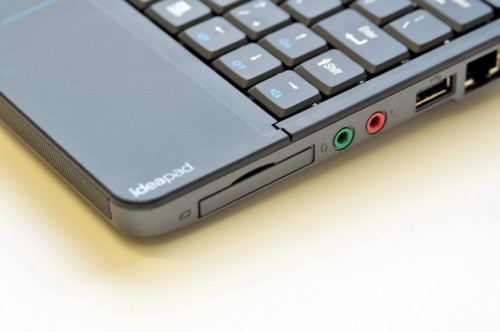 Express 卡插槽設於機身右側。