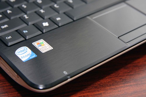 枕手位部分加入類似髮絲紋的設計，頗有金屬味道。