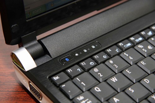 藍牙開、關鍵設於鍵盤左上方。