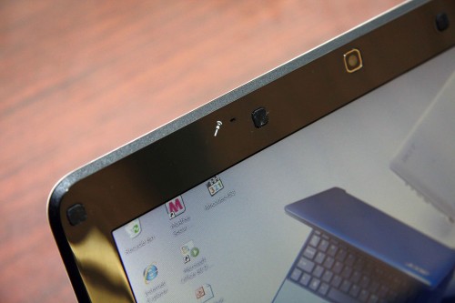 內置咪高峰設於 webcam 旁。