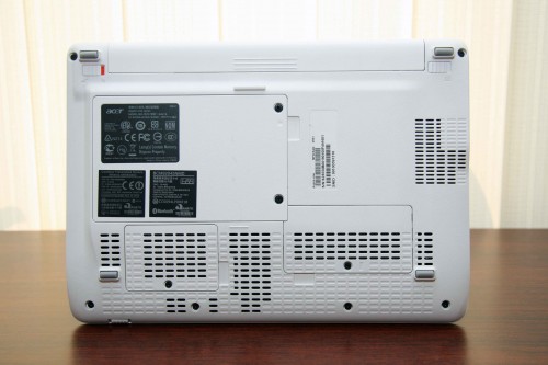 機底設三保護蓋，以後要替換記憶體、硬碟或 PCI 規格周邊，便無須再拆機，方便很多。