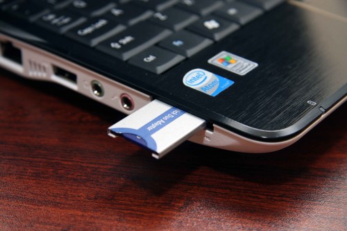 新機只有一個多合一讀卡器，可支援直讀 SD、xD、Memory Stick Duo 等記憶卡，其他種類，如圖中的 Memory Stick PRO Duo，便需另加轉接卡。