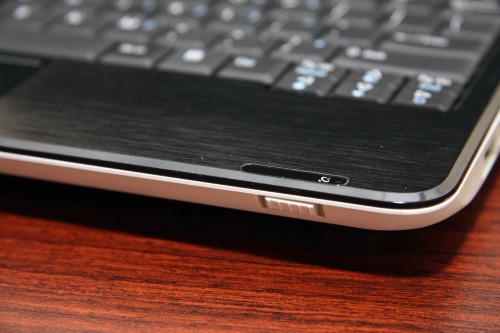 Wi-Fi 開關鍵仍是設於機身內籠右下角。