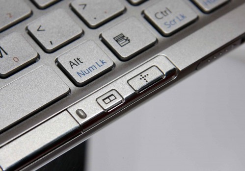 滑鼠鍵旁的兩小按鍵，分別是啟動「Windows Arrangement Utility」及「Instant On」功能，前者一按便會為用家自動將兩個視窗均等整齊以左右排列，方便左右對比瀏覽；後者在關機情況下，一按便會進入「Sony Xross Media Bar」介面，無須進入視窗亦可欣賞音樂、影片、瀏覽相片或網站。