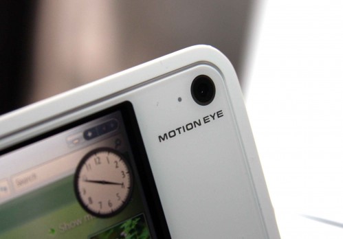 內建的 Motion Eye webcam，像素為 130 萬，基本配備。