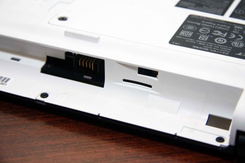 樣板機設有 HSPA 網絡 SIM 卡插槽，但 Acer 香港表示這功能實際不會出現於這型號機款。