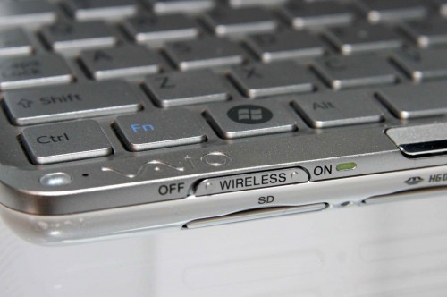 無線網絡啟動撥鍵設有機身前方左側。