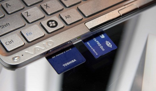 內建兩個讀卡器，分別為 SD 及 Memory Stick，而且可支援直讀 Memory Stick PRO Duo，抄寫影片或相片到 PSP 中欣賞日後更方便。