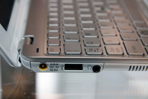 機身左側設有火牛插槽、USB 2.0 端子及耳機插孔，耳機插孔更支援「Noise Cancellation」噪音消除功能，令用家可用耳機欣賞更美妙音韻。