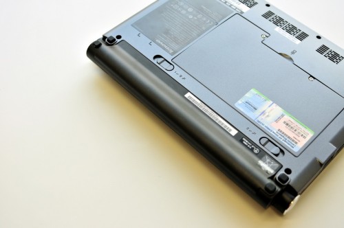 6-cell 電池只是稍微向後凸出一點，也只令機身後半部稍微升高一點，使用起來比 S10 更舒適。