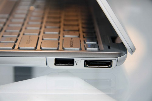 機身右側設有顯示/網絡插頭轉換器接駁端子及 USB 2.0 端子。