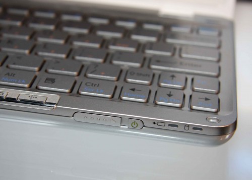 開關鍵設於機身前方右側，旁邊設有充電顯示燈及硬碟運作指示燈。