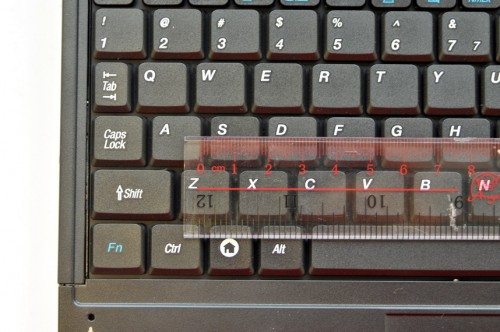 英文鍵盤按鍵橫向面積：14mm；鍵距：3mm；結論：合理。