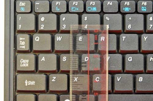 按鍵直向長度：13mm；鍵距：3mm；結論：合理。