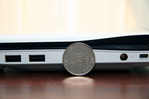 機身厚度甚至比一個 5 元硬幣的直徑還要長，實在是......