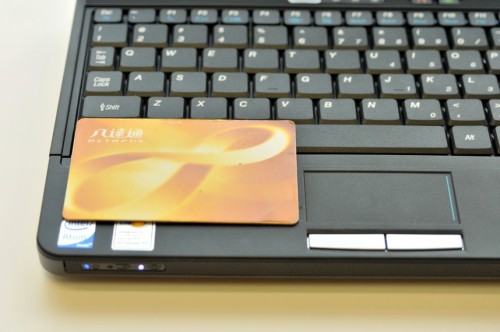 TouchPad 面積仍是十分細，連八達通一半的面積也沒有，操控上會較困難。