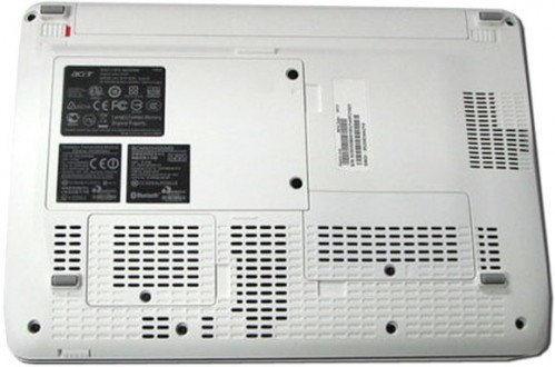機底可見有 3 個保護蓋,以後換記憶體、硬碟及 PCI 插槽硬件就更方便了。另外值得留意的是,從此圖可見 Aspire One 103 仍有機會只隨機附送 3-cell 電池,如屬實,相信不少 Acer 支持者會頗失望。 機底可見有 3 個保護蓋,以後換記憶體、硬碟及 PCI 插槽硬件就更方便了。另外值得留意的是,從此圖可見 Aspire One 103 仍有機會只隨機附送 3-cell 電池,如屬實,相信不少 Acer 支持者會頗失望。