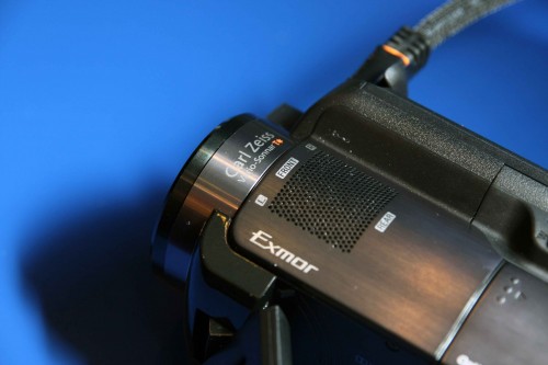 低階 XR 機款採用蔡司鏡頭,而高階的 XR520 及 XR500 更用上高級 Sony G 鏡頭,令攝錄影像質素大幅提高。 低階 XR 機款採用蔡司鏡頭,而高階的 XR520 及 XR500 更用上高級 Sony G 鏡頭,令攝錄影像質素大幅提高。