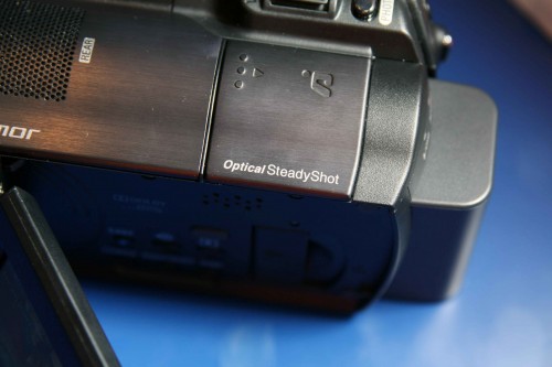 內建光學防震系統,加強用家夜攝時,在手持攝錄機情況下的影像穩定性。 內建光學防震系統,加強用家夜攝時,在手持攝錄機情況下的影像穩定性。