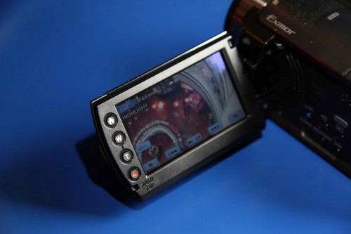 3.2 吋的 16:9 觸控屏幕,令操控更簡易。 3.2 吋的 16:9 觸控屏幕,令操控更簡易。