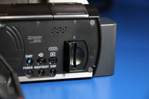 Memory Stick PRO Duo 記憶卡槽設於機內。 Memory Stick PRO Duo 記憶卡槽設於機內。