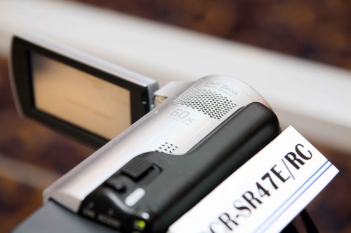 SR 47 內建 60 倍變焦鏡頭,比過往同級機款的光學變焦倍數也要強。 SR 47 內建 60 倍變焦鏡頭,比過往同級機款的光學變焦倍數也要強。