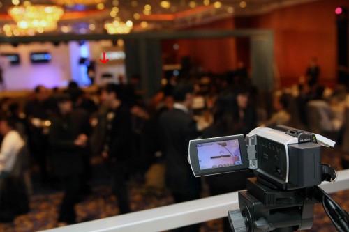 遠攝示範實際場景,圖中紅色箭頭指著的便是對焦位置,與攝錄機相距約 80 米。 遠攝示範實際場景,圖中紅色箭頭指著的便是對焦位置,與攝錄機相距約 80 米。