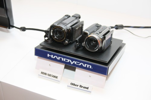 示範情況實景:平台會不停上下搖晃,以模擬用家手持攝錄機拍攝的情況。 示範情況實景:平台會不停上下搖晃,以模擬用家手持攝錄機拍攝的情況。