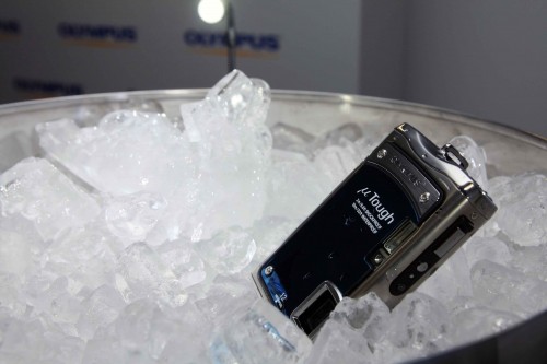 新的 Mju Tough 8000 加入耐寒功能，可抵禦低至 -10 度的低溫，方便於冰天雪地下進行拍攝。
