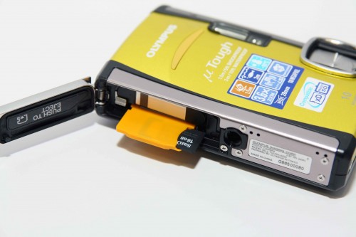 Mju Tough 6000 及 8000 不但支援 xD 記憶卡，只要配合隨機附送的轉接卡，更可使用 microSD 記憶卡，而 UnwireLife 記者嘗試過，它就連 16GB microSDHC 記憶卡亦能支援，兩機款分別可拍攝 5 千多及 3 千多張相片，旅行絕對可「一卡走天涯」。
